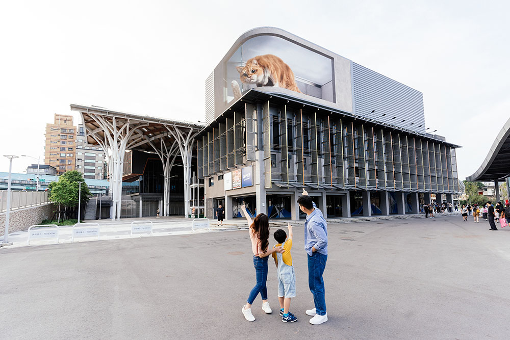 Massive Outdoor Curved 3D LED Display